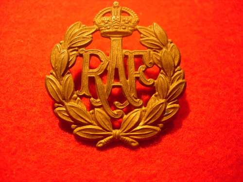 BRITISH - WW2 ROYAL AIR FORCE CAP BADGE