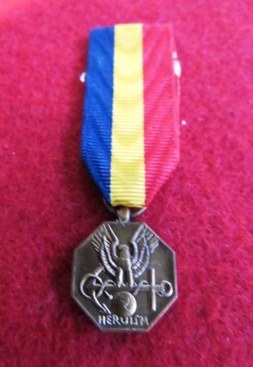 U.S.A. - NAVY / MARINE CORPS MINIATURE MEDAL