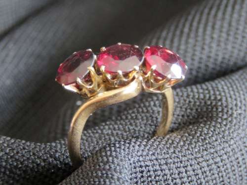 9CT GOLD THREE STONE GARNET CROSSOVER RING