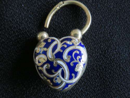 ANTIQUE GOLD BRACELET WITH GOLD ENAMEL PADLOCK / LOCKET