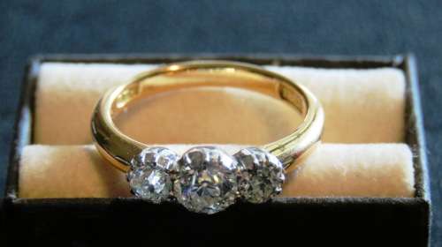 18CT GOLD DRESS RING set with THREE DIAMONDS