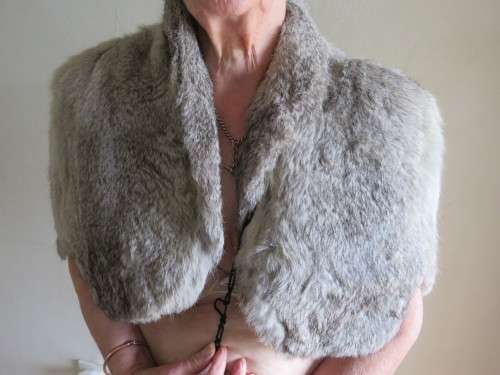 GREY FUR SHRUG / CAPE