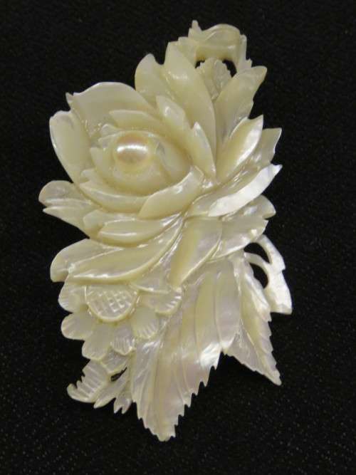 MOTHER OF PEARL CARVED BROOCH SET WITH A PEARL