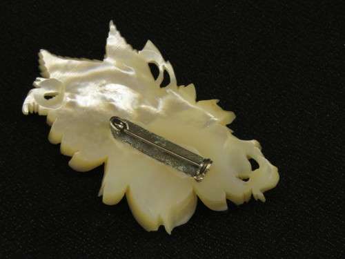 MOTHER OF PEARL CARVED BROOCH SET WITH A PEARL