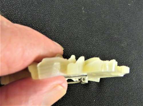 MOTHER OF PEARL CARVED BROOCH SET WITH A PEARL