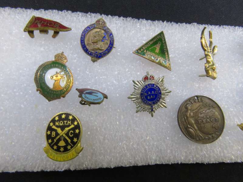 BADGES  x 14 ASSORTED