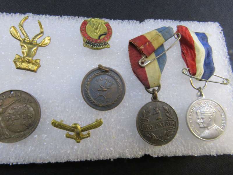 BADGES  x 14 ASSORTED