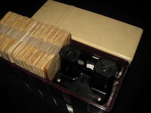 Sawyer Bakelite Viewmaster with Library Case & more than 100 Reels