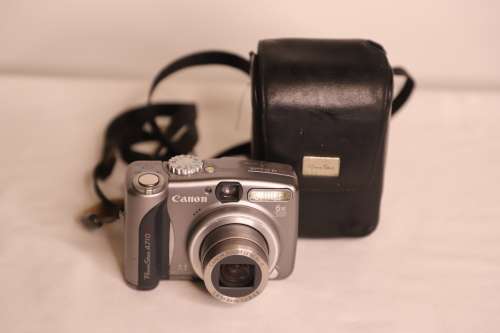 CANON POWERSHOT CAMERA------A710 is-7.1 pixal--6x optical ZOOM Metallic grey