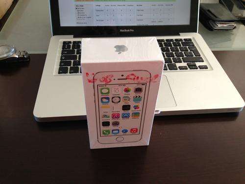 IPHONE 5S 16GB 4G LTE IN SIVER BRAND NEW SEALED IN THE BOX!!