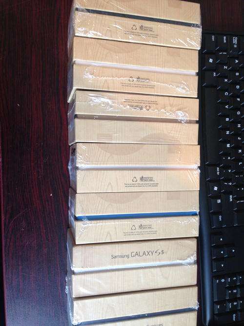 SAMSUNG GALAXY S5 32GB IN SHIMMERY WHITE BRAND NEW SEALED IN THE BOX!