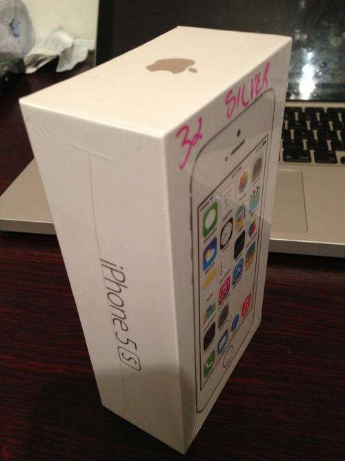 APPLE IPHONE 5S 16GB 4G LTE IN SILVER/WHITE BRAND NEW SEALED IN THE BOX!!