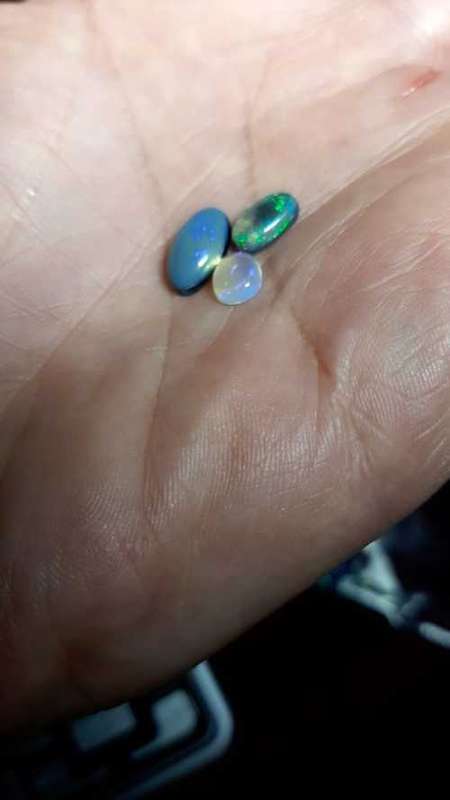 AUSTRALIAN OPALS . 2 DOUBLETS, 1 CRYSTAL .TOYAL WEIGHT 2ct