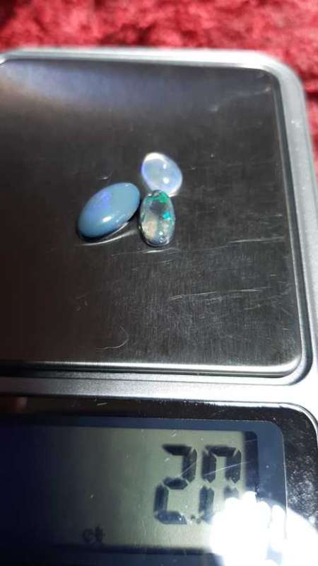 AUSTRALIAN OPALS . 2 DOUBLETS, 1 CRYSTAL .TOYAL WEIGHT 2ct