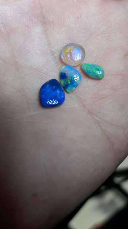 SEAM ,CRYSTAL AND BLACK AUSTRALIAN OPALS 2.75TCW.NICE STONES