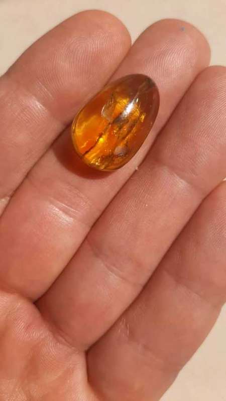POLISHED AMBER 7.5ct WITH INCLUDION. NICE