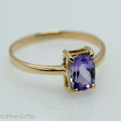 1.08 Carat Bluish Violet Silver Natural Tanzanite Set in 9ct Solid Gold.