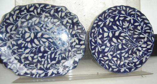 Unusual  weights for a blue and white Chinese small platter and plate