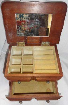 A magnificent wooden jewellery box with various compartments (.see pics.)