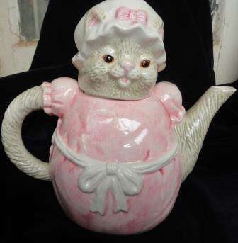 A  fancy teapot with a cat as motif.