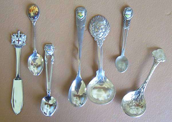 AN ASSORTMENT OF TEASPOONS, SUGAR SPOONS AND A BUTTER KNIFE