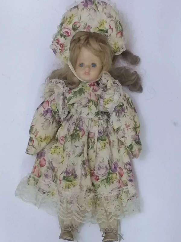 STUNNING VINTAGE PORCELAIN DOLL - VERY NEED