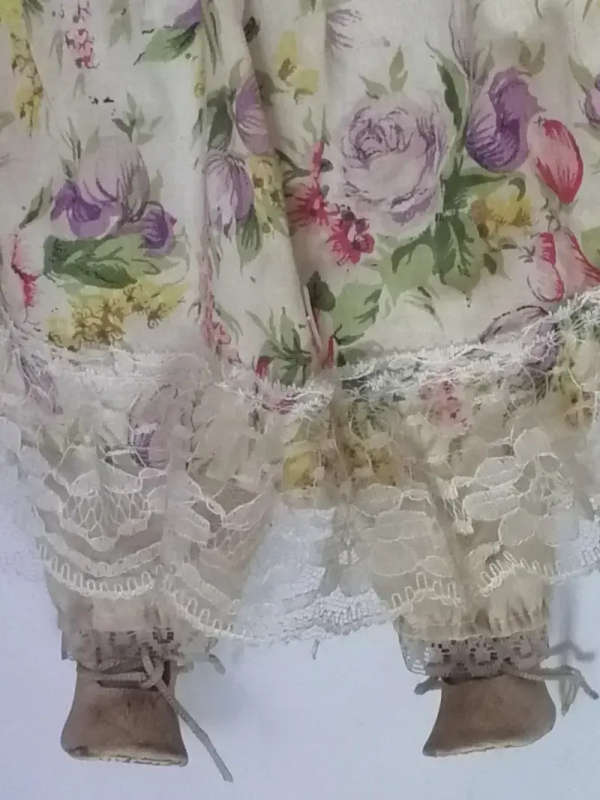 STUNNING VINTAGE PORCELAIN DOLL - VERY NEED
