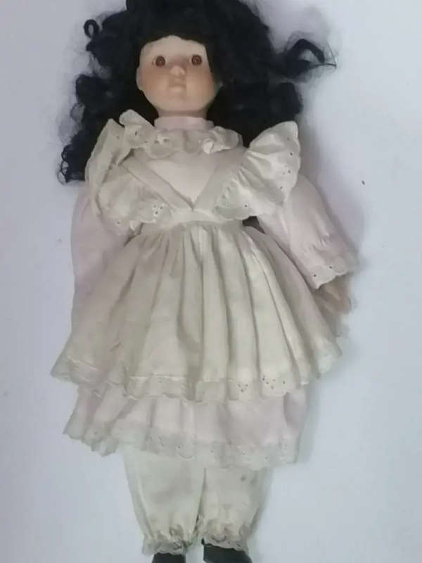 STUNNING VINTAGE PORCELAIN DOLL - VERY NEED