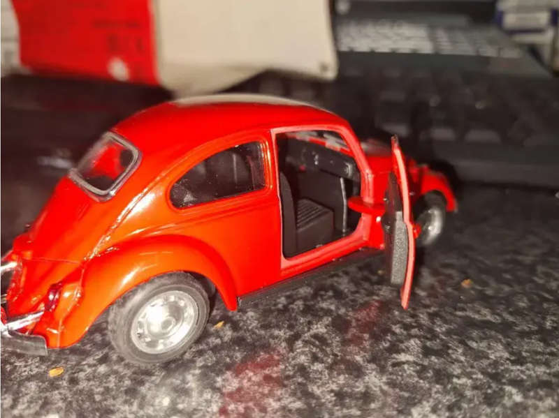 Red Metal VW Beetle Model Car 1:32