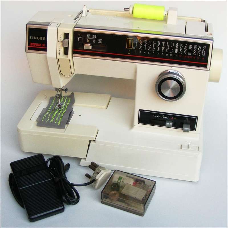Singer Serenade 30 sewing machine - 100% working with accessories and case - vintage