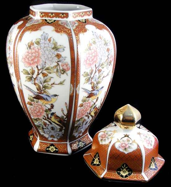 Beautiful Vintage Marked Japanese Imperial Imari Porcelain Vase In Excellent Condition