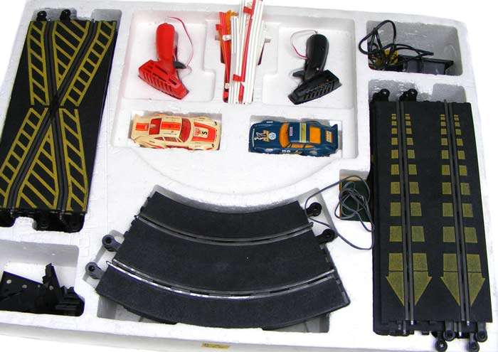 Genuine SCALEXTRIC Club Circuit Slot Car Racing Set - Good condition - 7.16m track