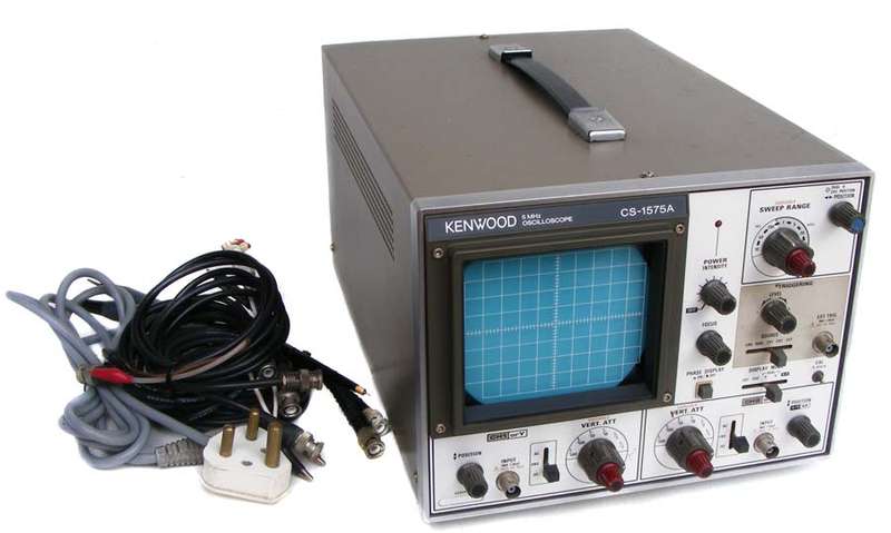 Vintage Kenwood 5MHz oscilloscope - Great, working condition with leads
