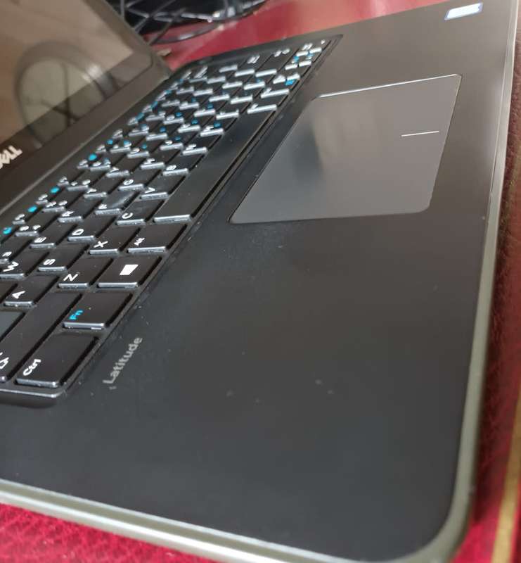 Dell Latitude 13 3380 touchscreen i5  7th gen , 8GB ram , 120Gb SSD drive , win 10 pro