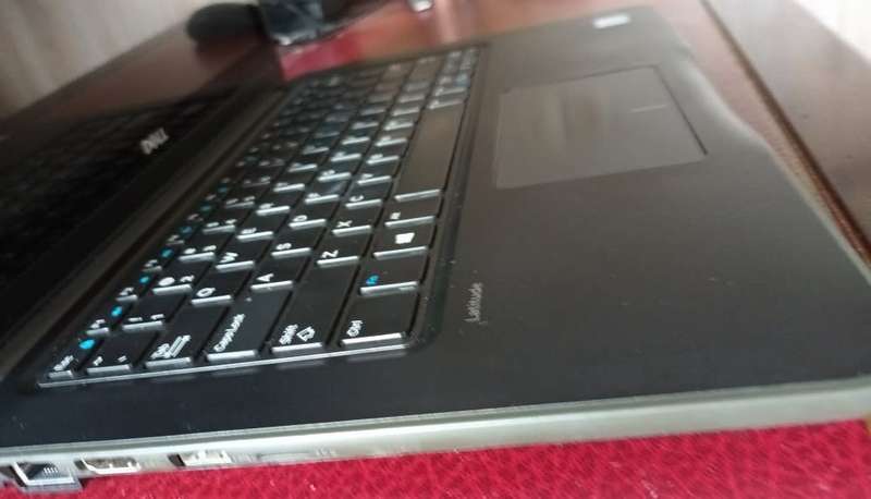 Dell Latitude 13 3380 touchscreen i5  7th gen , 8GB ram , 120Gb SSD drive , win 10 pro