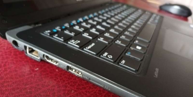Dell Latitude 13 3380 touchscreen i5  7th gen ,8Gb ram,  256Gb SSD drive , (cosmetic issue)