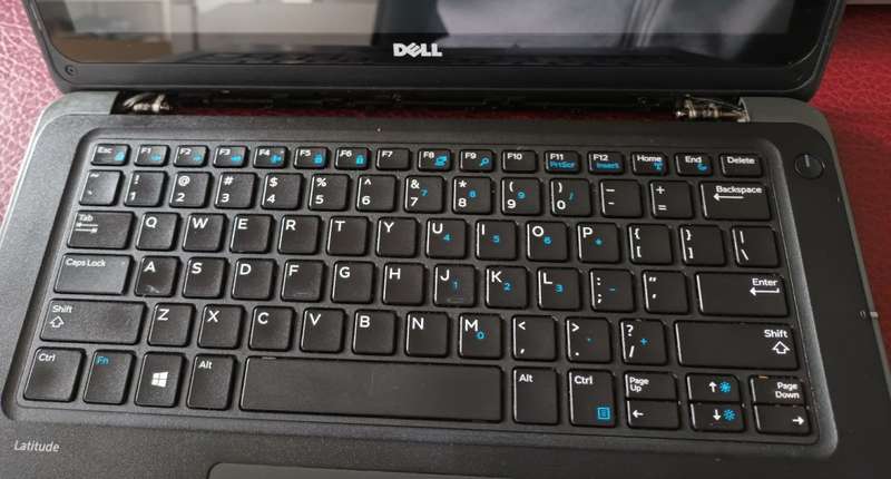 Dell Latitude 13 3380 touchscreen i5  7th gen ,8Gb ram,  256Gb SSD drive , (cosmetic issue)