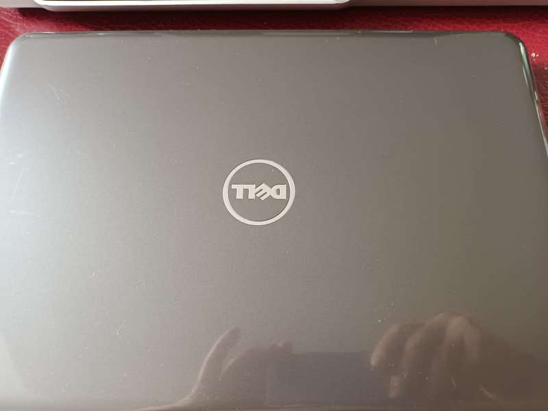 Dell Latitude 13 3380 touchscreen i5  7th gen ,8Gb ram,  256Gb SSD drive , (cosmetic issue)