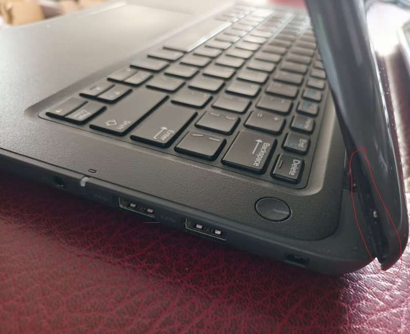 Dell Latitude 13 3380 touchscreen i5  7th gen ,8Gb ram,  256Gb SSD drive , (cosmetic issue)