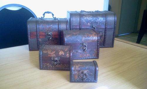 Vintage style wooden 5 piece vanity chest set Shipping R70