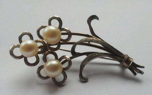 Lovely silver brooch set with 3 pearls