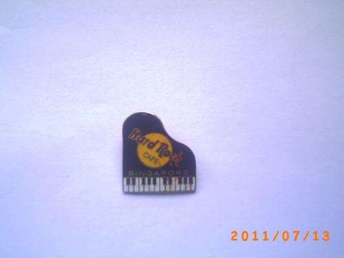 HARD ROCK CAFE SINGAPORE BADGE