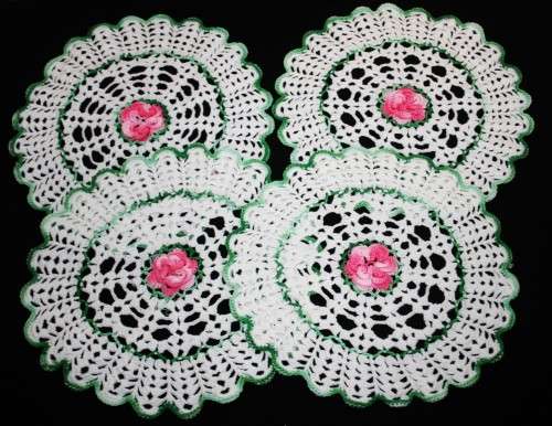 WOW !! MATCHING SET OF 4X HANDMADE VINTAGE CROCHET DOILIES !