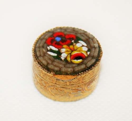 VINTAGE MICRO MOSAIC PILL BOX IN FANTASTIC CONDITION ! LOOK !!! ( HIGHLY COLLECTIBLE )