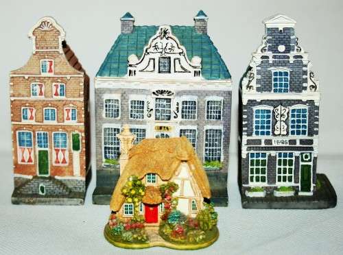 *HOUSES* WOW!! FOUR BEAUTIFUL VINTAGE HOUSES ORNAMENTS ! LOOK !