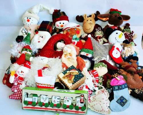 *CHRISTMAS* WOW ! A VERY LARGE COLLECTION OF STUFFED CHRISTMAS DECORATIONS ! WOW !