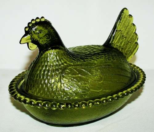 *CHICKEN *A RARE AND COLLECTIBLE VINTAGE AVOCADO GREEN INDIAN GLASS COMPANY HEN ON NEST DISH