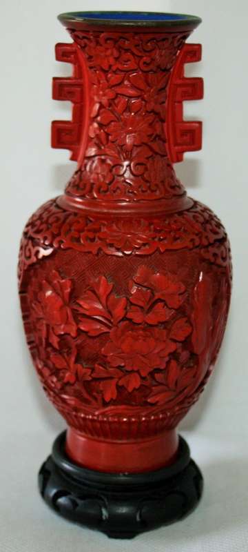*CINNABAR*OLD CHINESE GENUINE CINNABAR VASE ON WOODEN STAND !