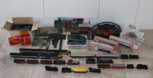 *TRAINS*WOW ! HUGE LOT OF OLD HO SCALE TRAINS AND ACCESSORIES ! HUGE VALUE !!!