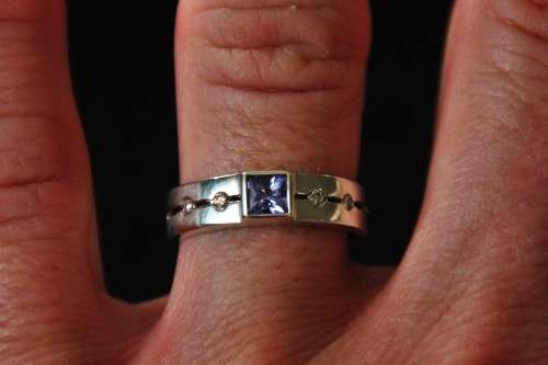 *RING*BEAUTIFUL SOLID 9CT WHITE GOLD TANZANITE AND DIAMONDS RING - VALUE R6500